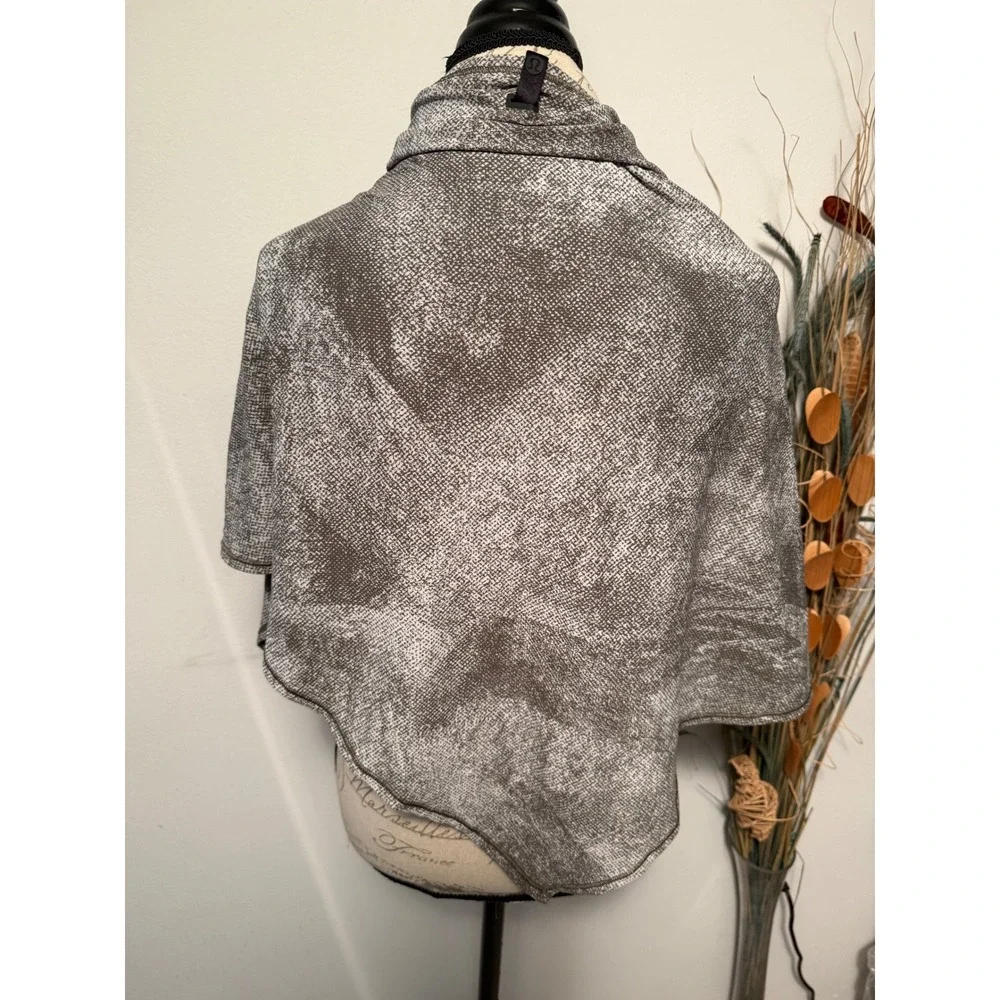 Lululemon Grey White Textured Knit Wrap Scarf Poncho One Size OS‎ Anti-Odor
